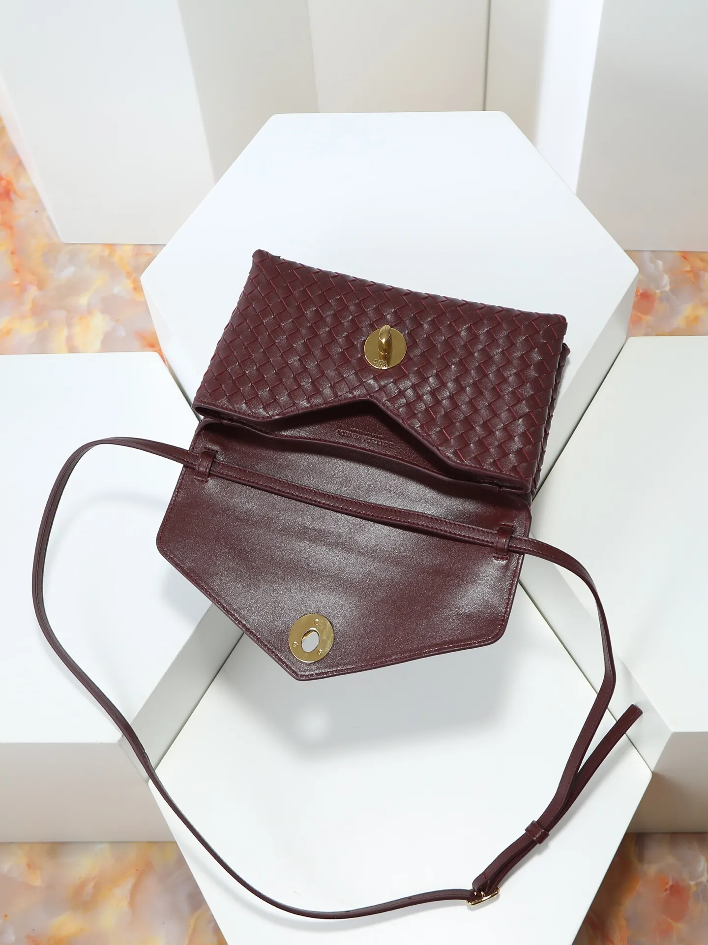 980. BV's new early spring bag Knot Lock series is now on the market! The entire bag shape is presented with 10mm Intrecciato weaving technology, and is equipped with Knot x3 rotating buttons! There are compartments and multiple card slots inside! It is a versatile commuter bag that can be used in various occasions. It has multiple carrying methods, and the shoulder strap is also detachable, hand-held, shoulder-carrying, and cross-body. Retro and fashionable, the exquisite old money style is easy to handle! Size: 25*16*5.5cm Style number: 817191